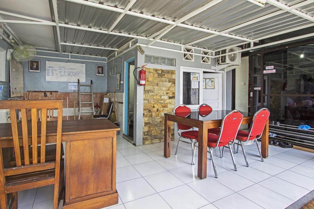 Reddoorz Near Gejayan Hotel Kejayan Ngoại thất bức ảnh